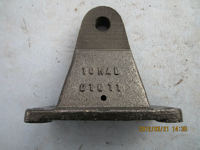 Engine front suspension bracket