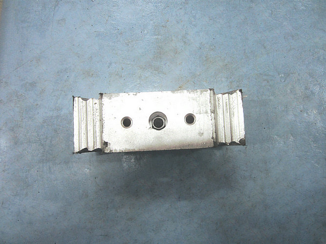 Plaquette de suspension arrière du moteur-1