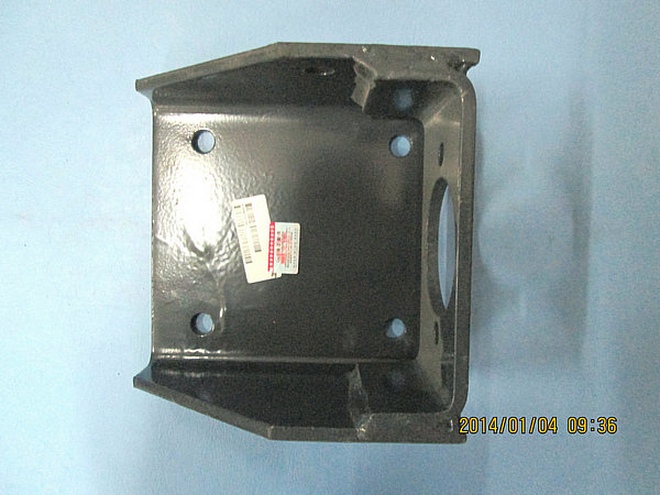 Engine front suspension bracket