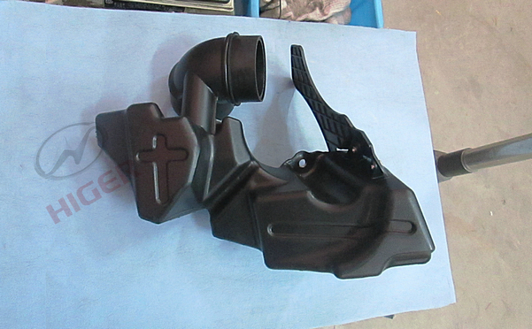 Air filter gas intake resonant cavity