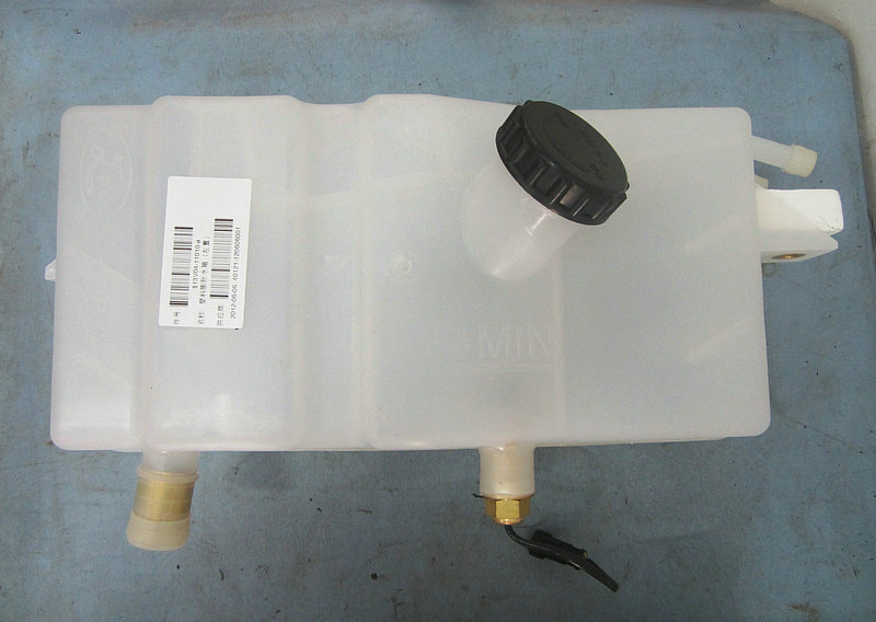 Assemblage du réservoir d'expansion (à gauche en plastique)