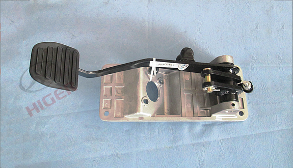 Mécanisme de commande d'embrayage avec pédale-1