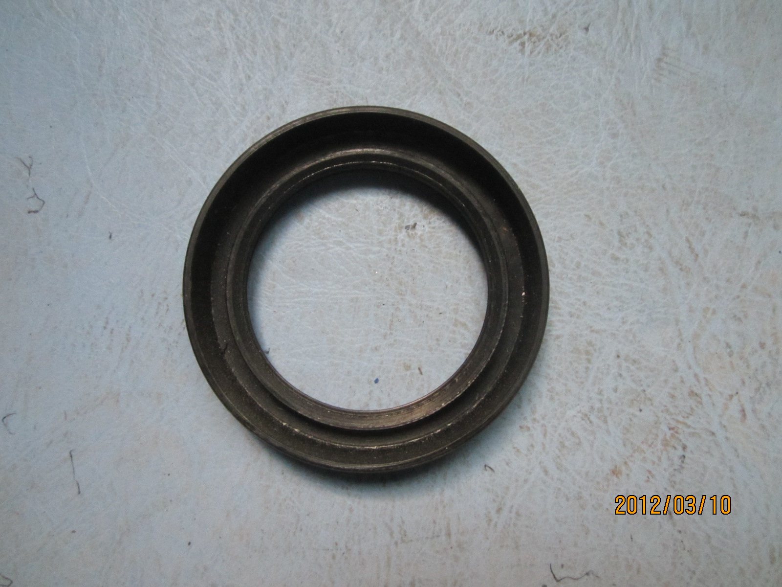 Joint à huile arrière à deux axes