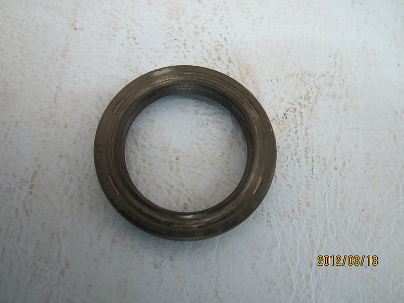 Одна масляная пломба переднего вала