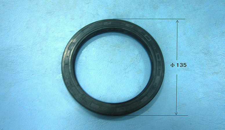 Rear hub outer oil seal assembly