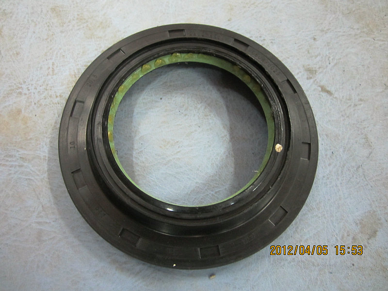 Active bevel gear oil seal assembly