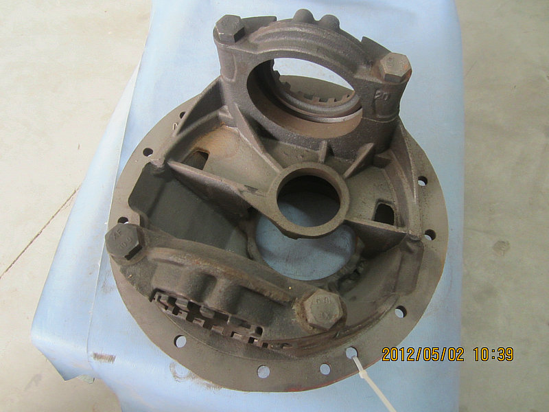 Coque de réduction de vitesse principale et dispositif de couverture de roulement