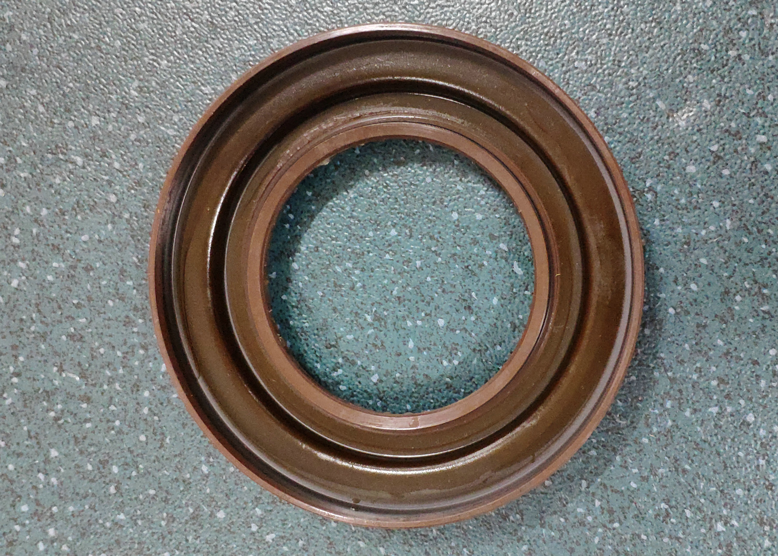 Active bevel gear oil seal assembly