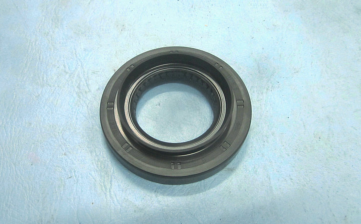 Active gear oil seal assembly