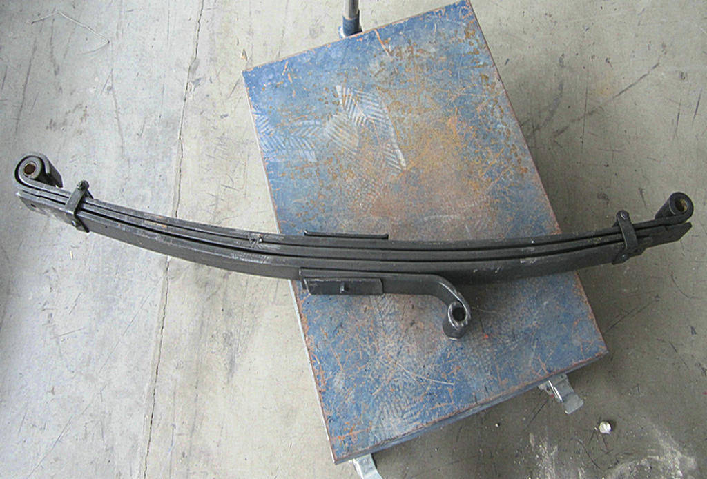 Assemblage de ressorts à feuilles en acier avant (à gauche)