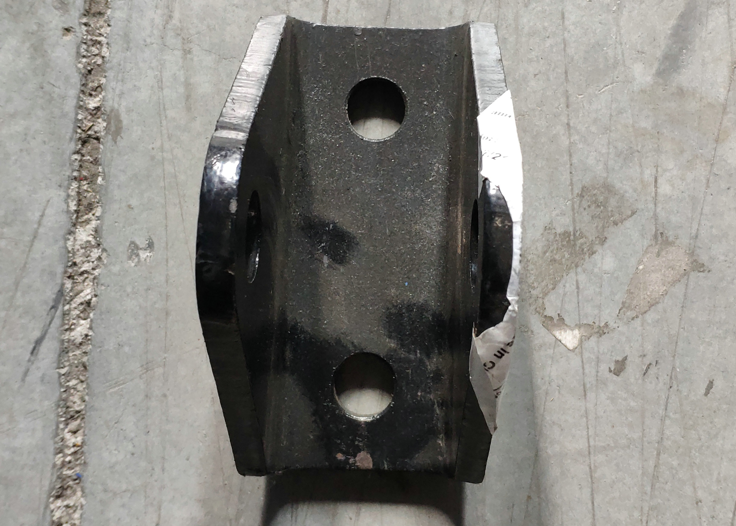 Vertical pull rod bracket