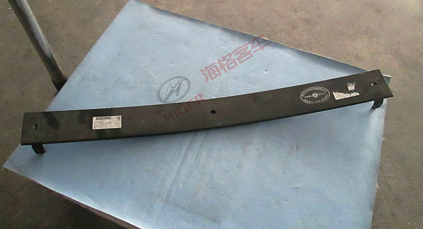 Le quatrième morceau de ressort de feuille avant-1