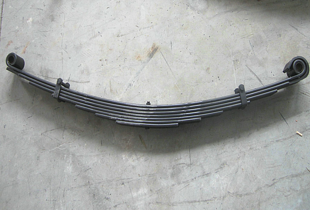 Assemblage de ressorts à feuilles en acier avant