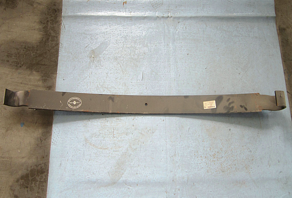 La deuxième pièce de ressort en acier avant