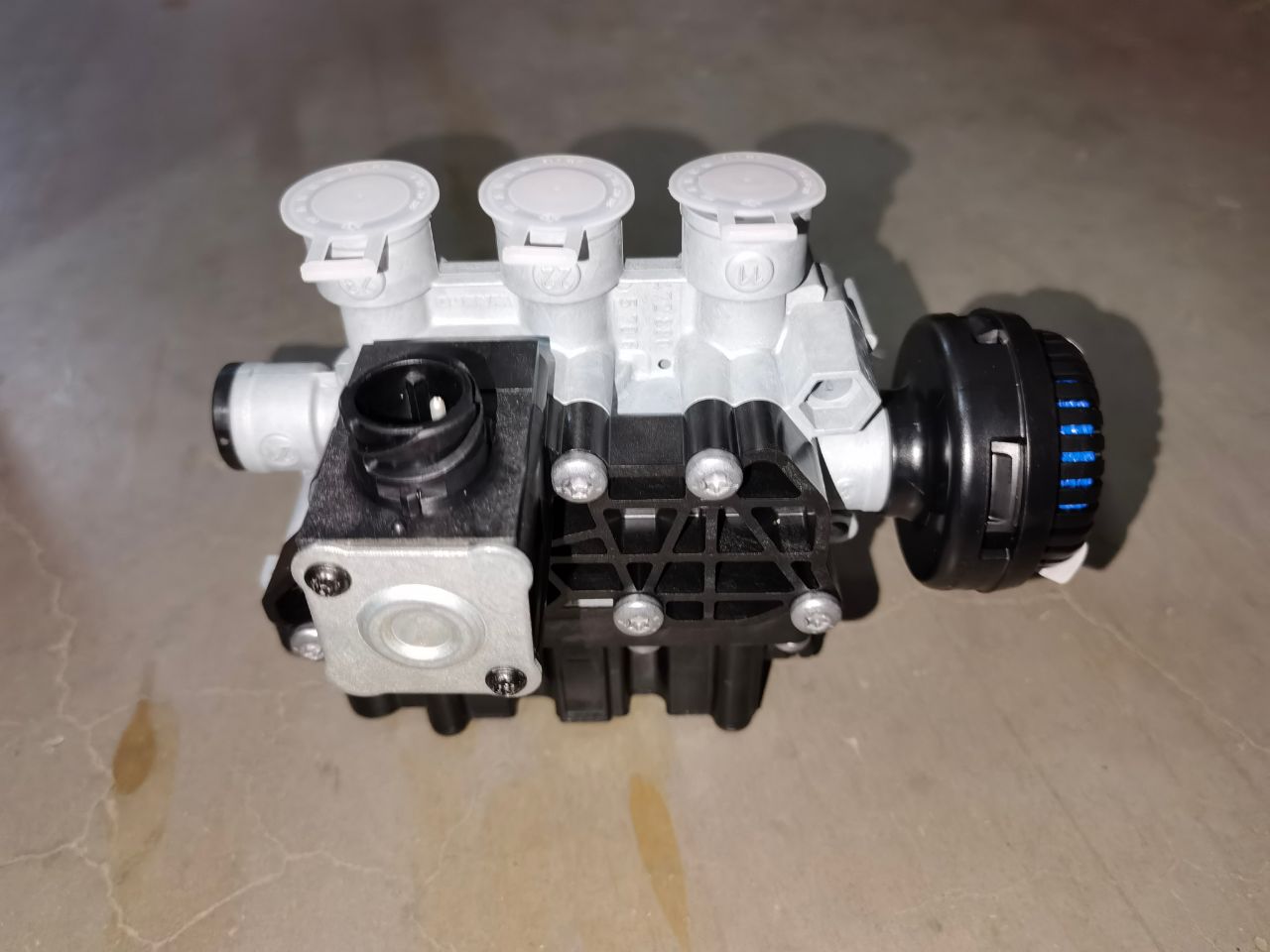 Solenoid valve (front axle)