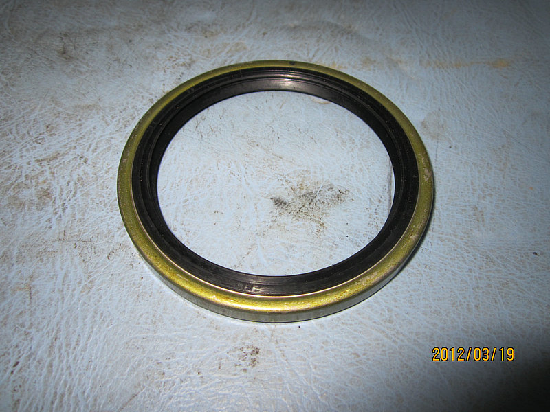 Front hub oil seal assembly