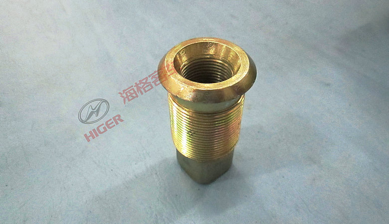 écrou intérieur de la roue gauche