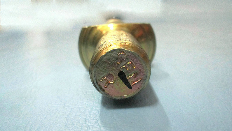 Right rear tire bolt-1