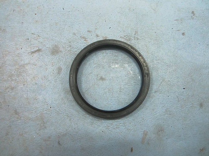 Front hub oil seal assembly