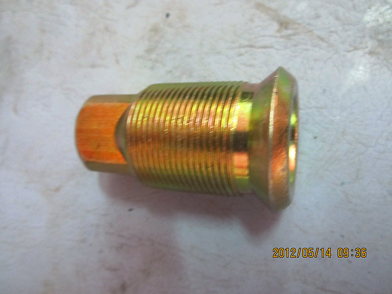 écrou intérieur du pneu arrière gauche