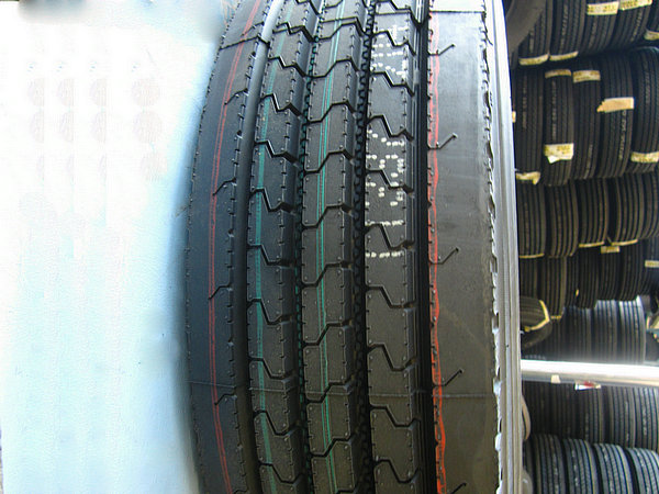 Pneus (215/75R17,5 Jiatong)