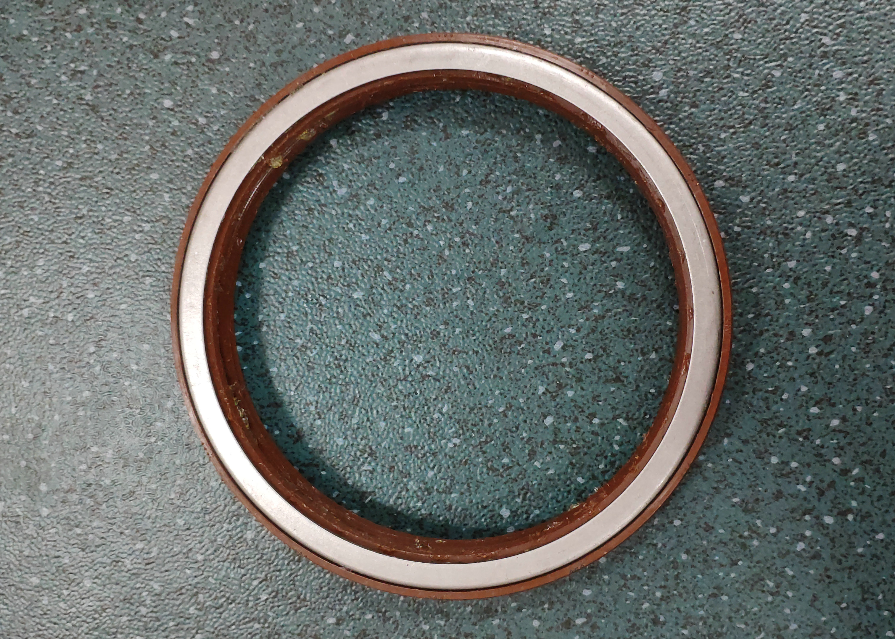 Front right wheel hub oil seal