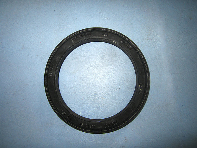 Rear hub oil seal assembly