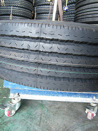 Pneus (275/70R22.5 bus domestique 16PR)-1