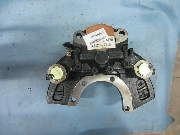 Слева от тормозного калипера в сборе