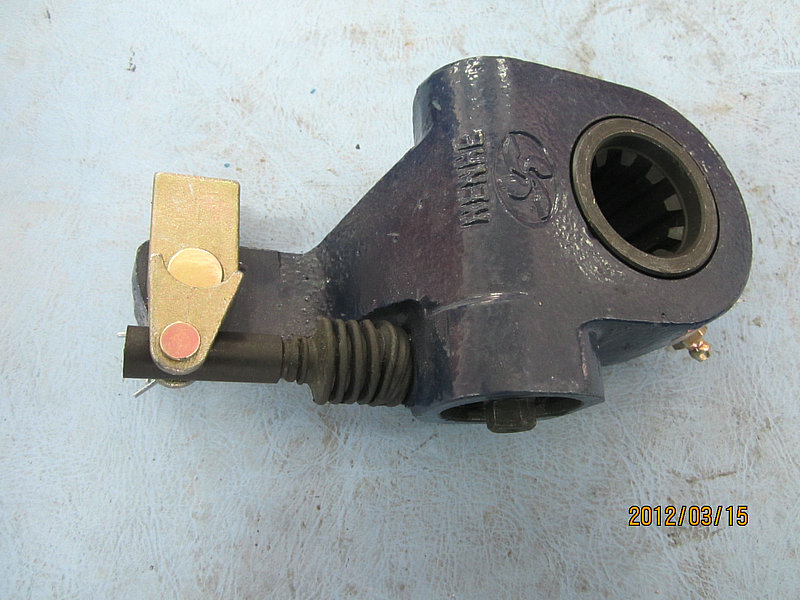 Левый автоматический рычаг регулировки зазора