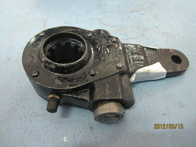 Manual adjustment arm assembly of rear axle