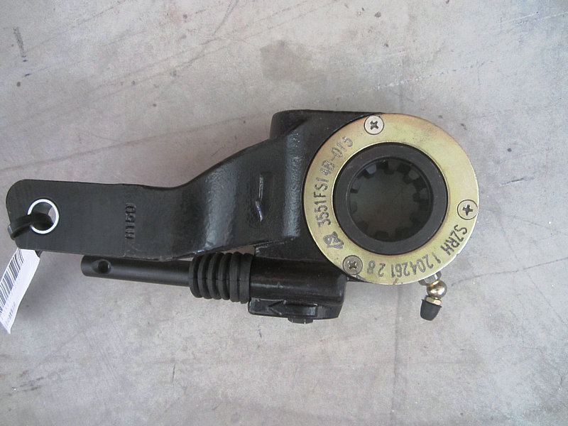 Automatic adjustment arm assembly