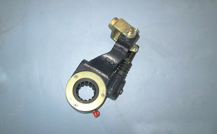 Left automatic clearance adjustment arm