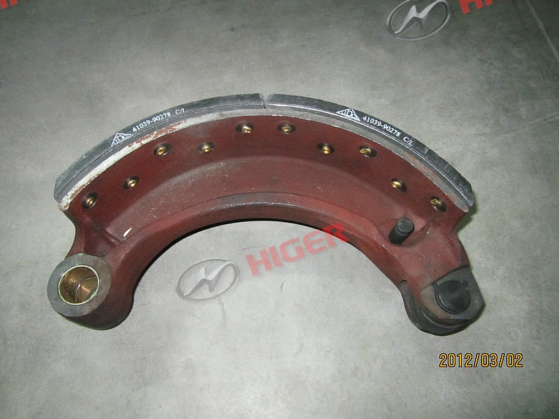 Chaussure de frein avant avec plaque de friction et rouleau assemblé