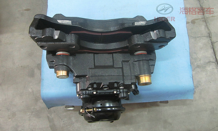 Слева от тормозного калипера в сборе