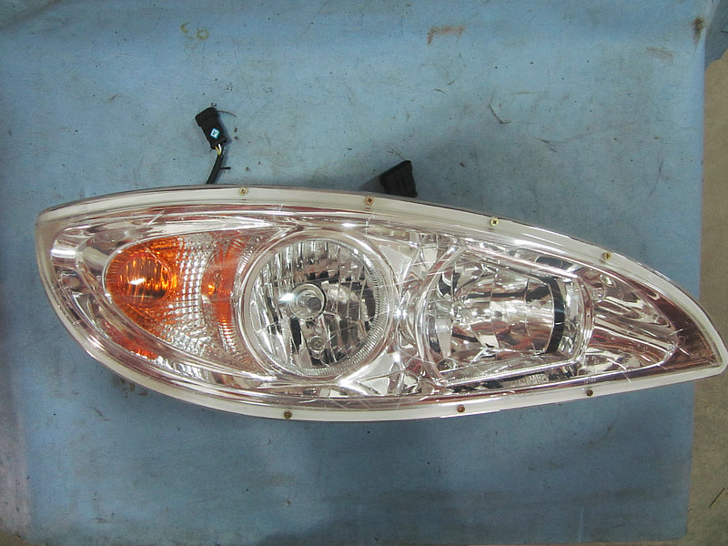 Lumière avant de combinaison droite