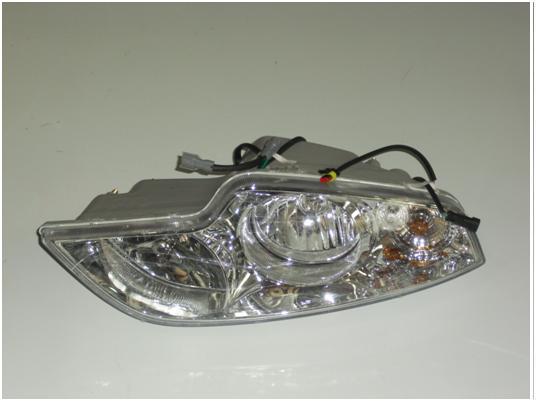 Lumière avant de combinaison droite