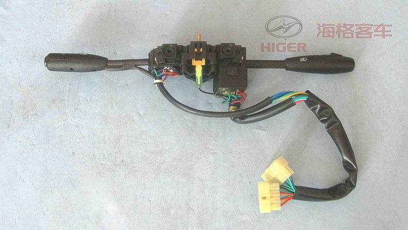 Interrupteur combiné (véhicule à gouvernail droit)