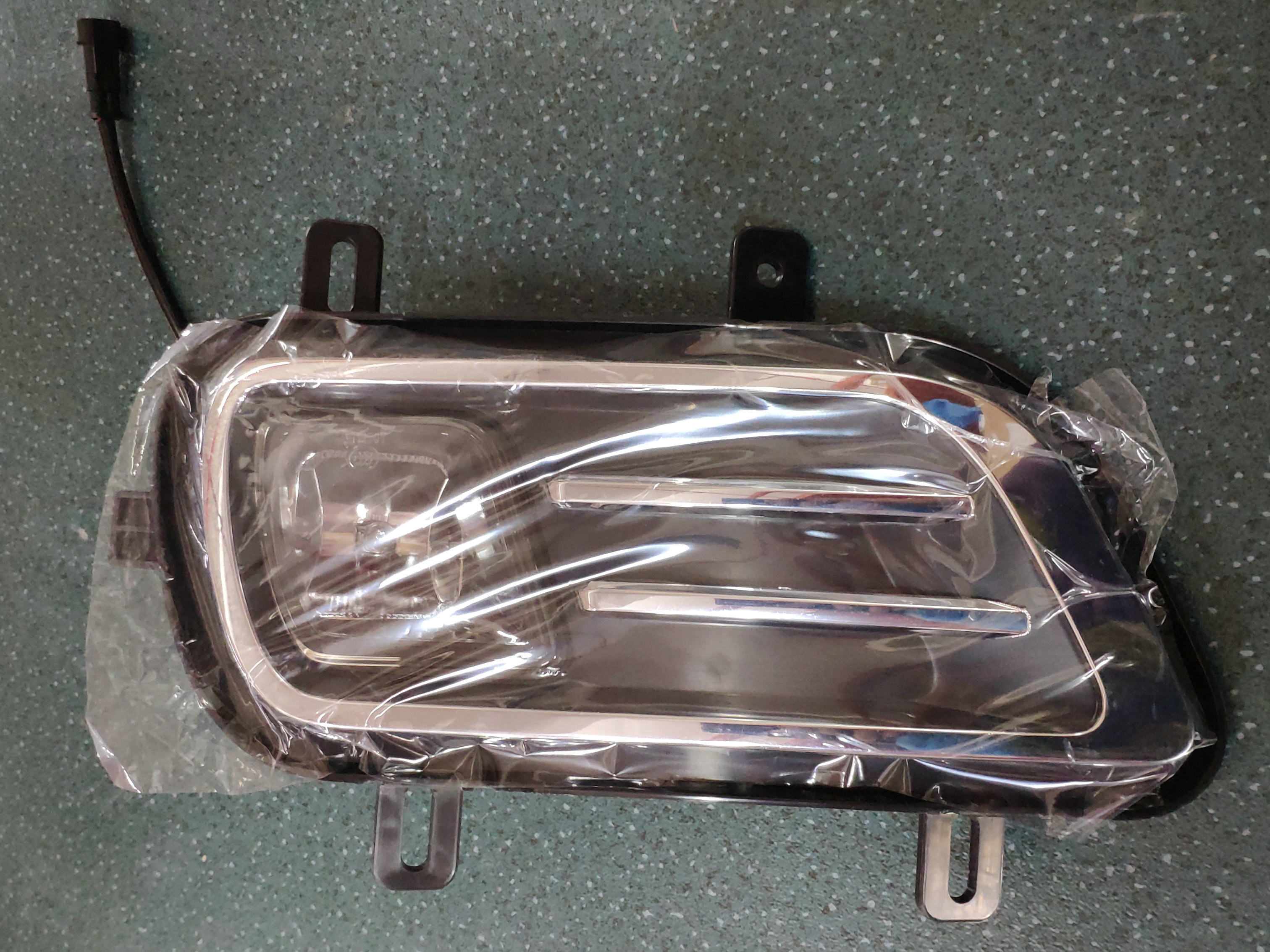 Front fog lamp (with fog lamp grille left 24V)-1