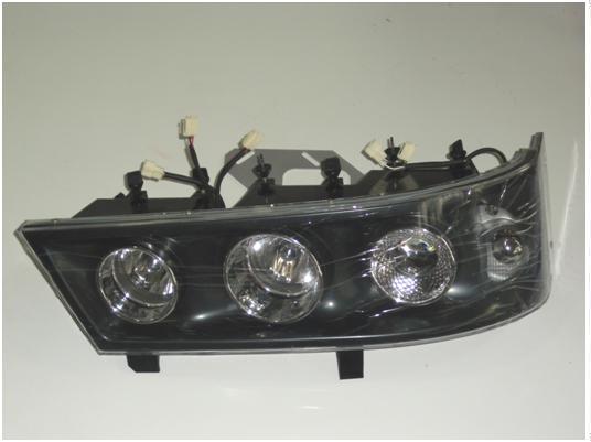 Lumière avant de combinaison droite