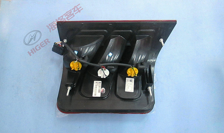 Левый задний комбинатор фонарей-1