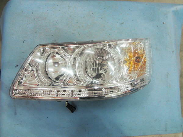 Левый передний комбинатор света