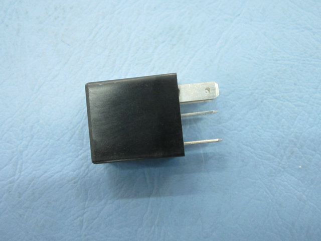 Relais (ensemble de commande électrique avant)-1