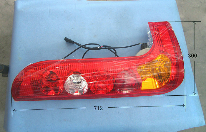 Left rear combination light (tail)