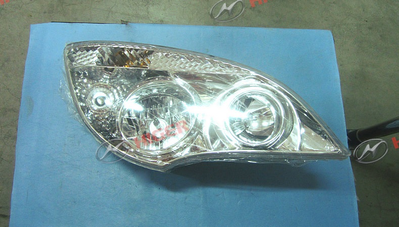 Right front combination light (right rudder halogen)