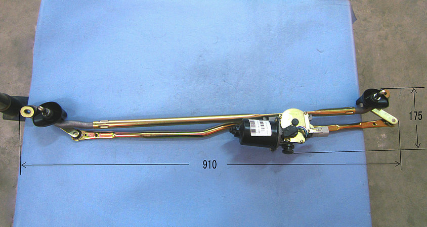 Moteur d'essuie-glaces avant et assemblage de la tige de connexion