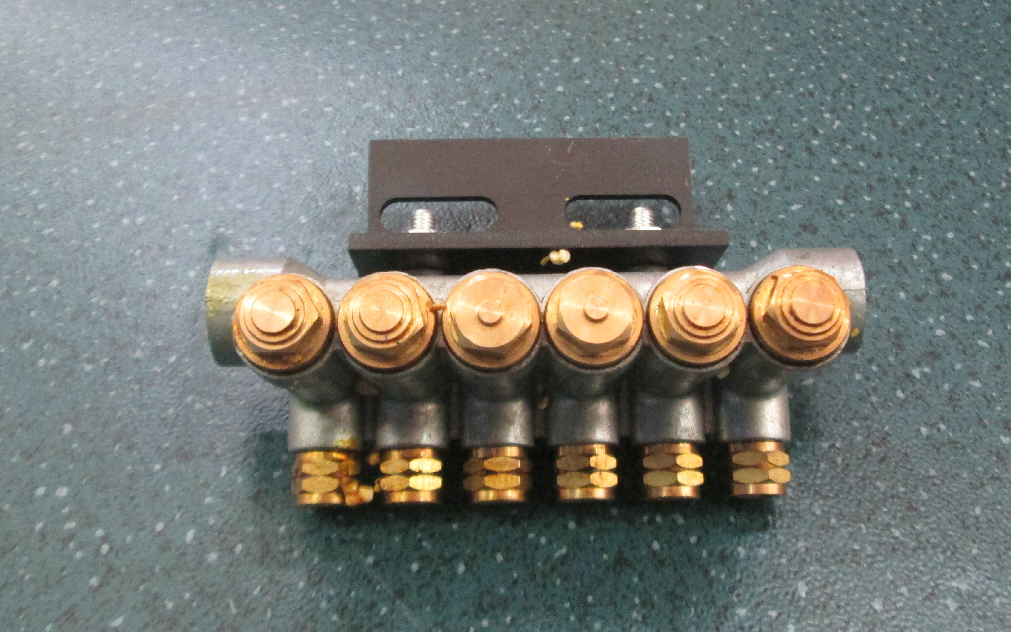 Assemblage du distributeur (essieu avant)