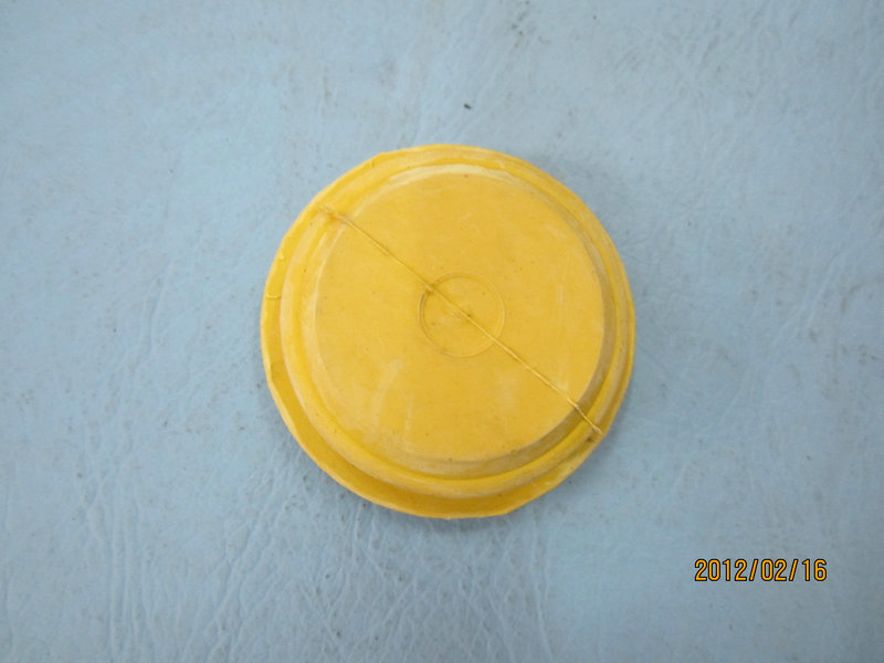 Couvercle (trou d'éperon de pneus, avec mots)-1