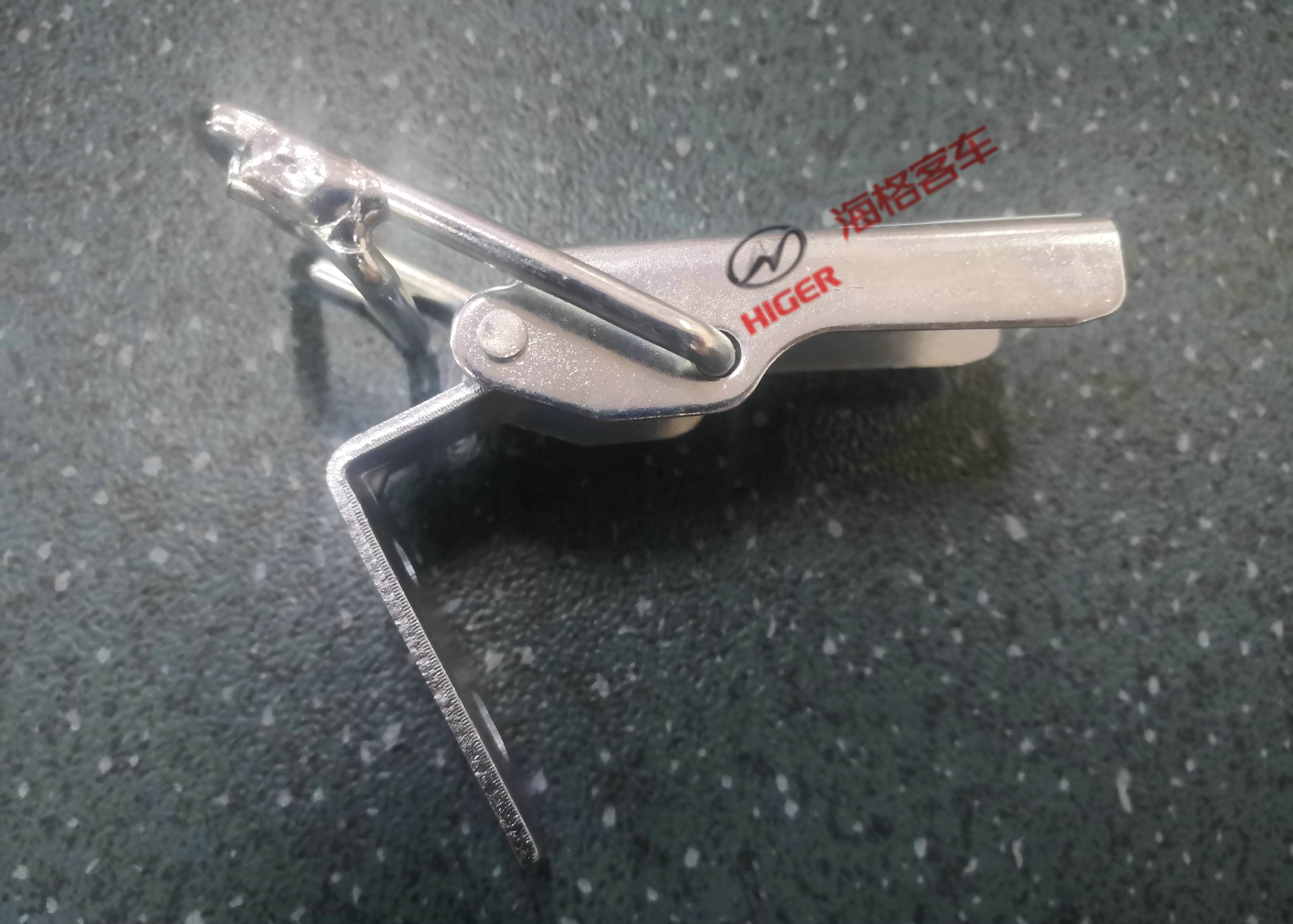 Verrouillage (à gauche de la couverture principale du moteur)