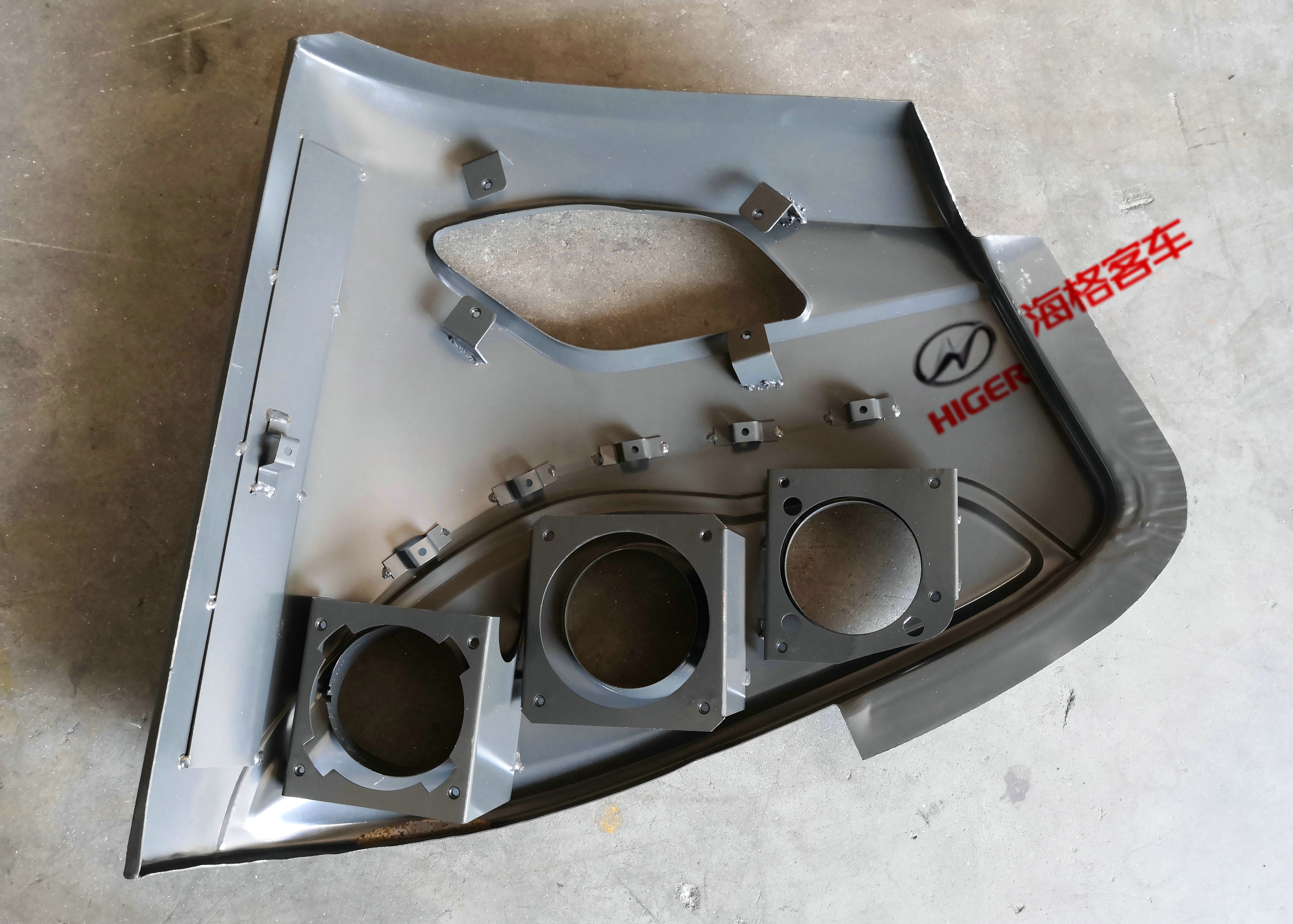 Pare-chocs avant (à droite)